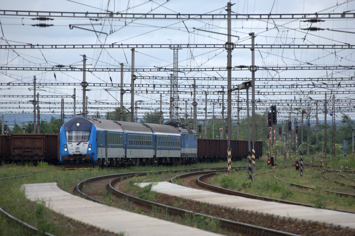 Blick auf das südwestliche Gleisvorfeld von Vsetaty. Der Schnellzug  nach Lyssa nad Labem fährt gerade aus. 30.05.2014  10:04 Uhr.