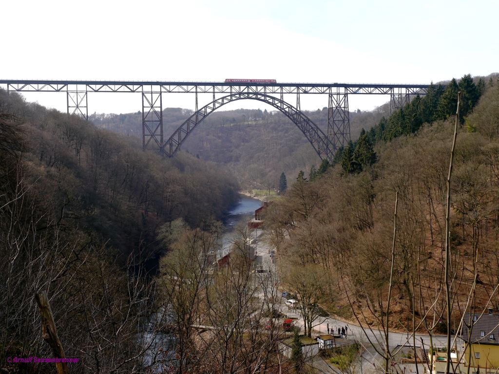 Blick auf das Tal der Wupper und auf die zwischen Solingen und Remscheid gelegene Mngstener Brcke ber die gerade ein Triebzug der DB Reihe 628 als RB 47 von Wuppertal nach Solingen fhrt. Die 1897 erffnete sthlerne Bogenbrcke ist mit 107 Metern Hhe die hchste Eisenbahnbrcke Deutschlands. 



2013-03-14 Remscheid-Diederichstempel