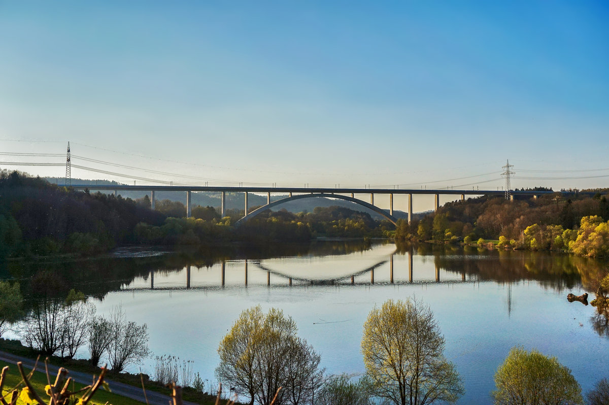 Blick auf die Talbrücke Froschgrundsee der Neubaustrecke Ebensfeld–Erfurt.
Aufgenommen am 9.4.2017.