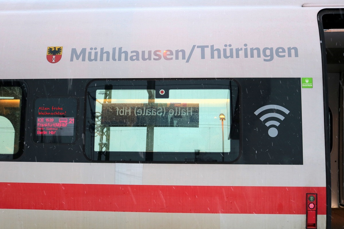 Blick auf Taufnamen, Zuglaufschild, WLAN-Symbol und sich spiegelndes Bahnhofsschild an 411 071-4 (Tz 1155  Mühlhausen/Thüringen ) als ICE 1539 (Linie 15) von Frankfurt(Main)Hbf nach Berlin Hbf (tief) in Halle(Saale)Hbf auf Gleis 10. [3.12.2017 | 15:49 Uhr]