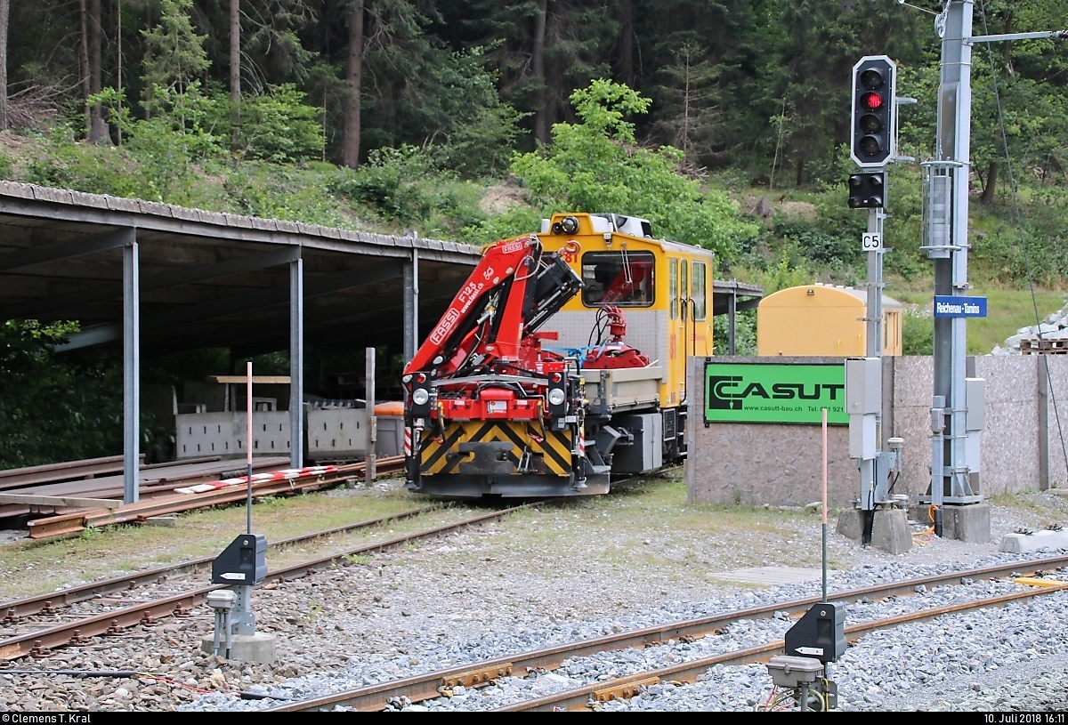 Blick auf Tm 2/2 81 der Rhätischen Bahn (RhB), die im Bahnhof Reichenau-Tamins (CH) abgestellt ist.
[10.7.2018 | 16:11 Uhr]