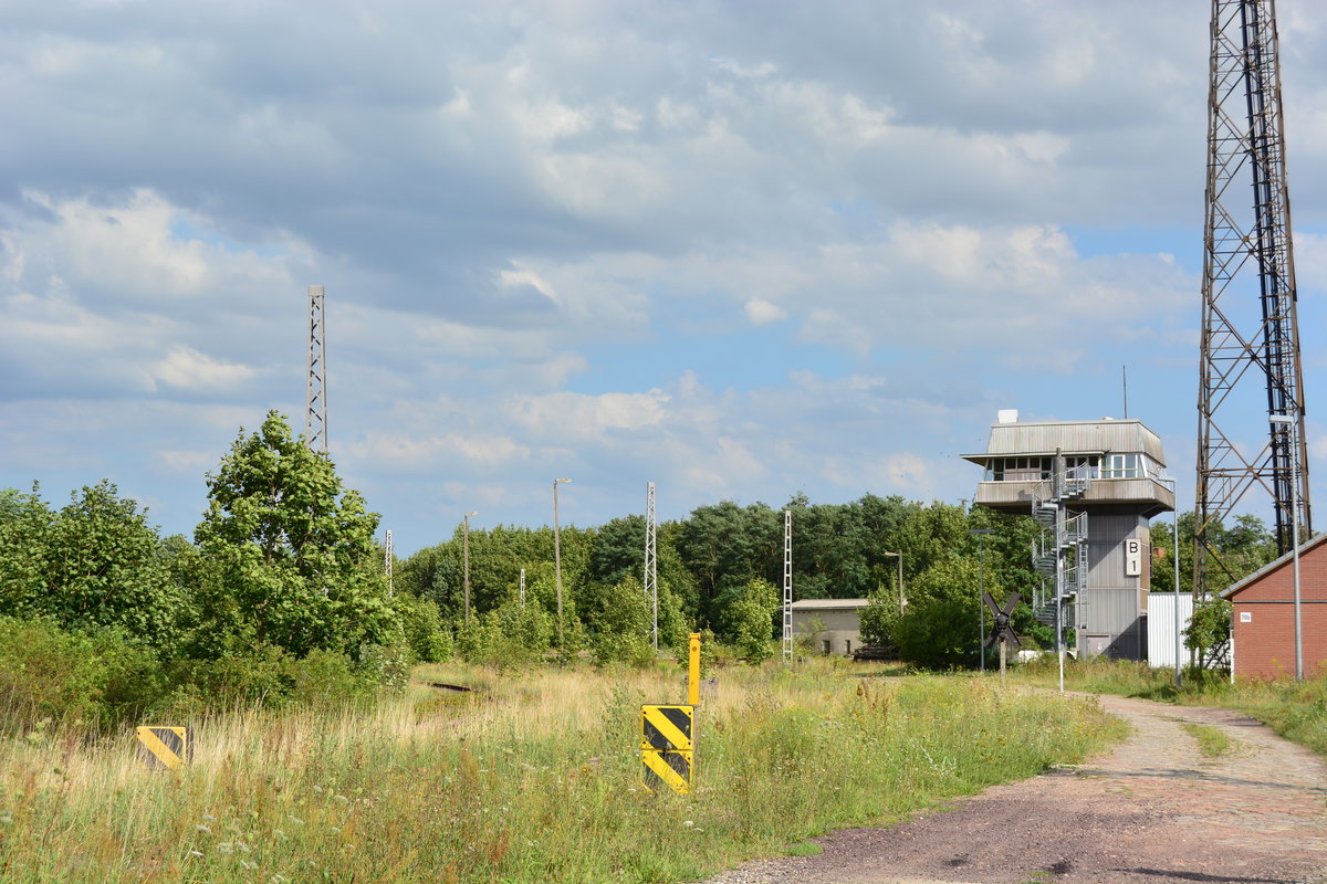 Blick auf die traurigen Überreste der Verbindungskurve zur Kanonenbahn in Güterglück. Früher bogen hier viele Güterzüge ein und auch der ICE fuhr hier für einige Jahre lang. Heute ist davon nichts mehr übrig. Bild wurde vom BÜ gemacht.

Güterglück 04.08.2017
