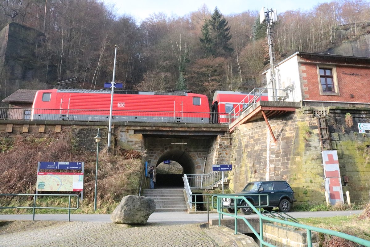 Blick auf die Treppenaufgänge zu beiden Bahnsteigen im Bahnhof Schöna mit 143 919 der S-Bahn Dresden als S1 nach Meißen-Triebischtal. [17.12.2016]