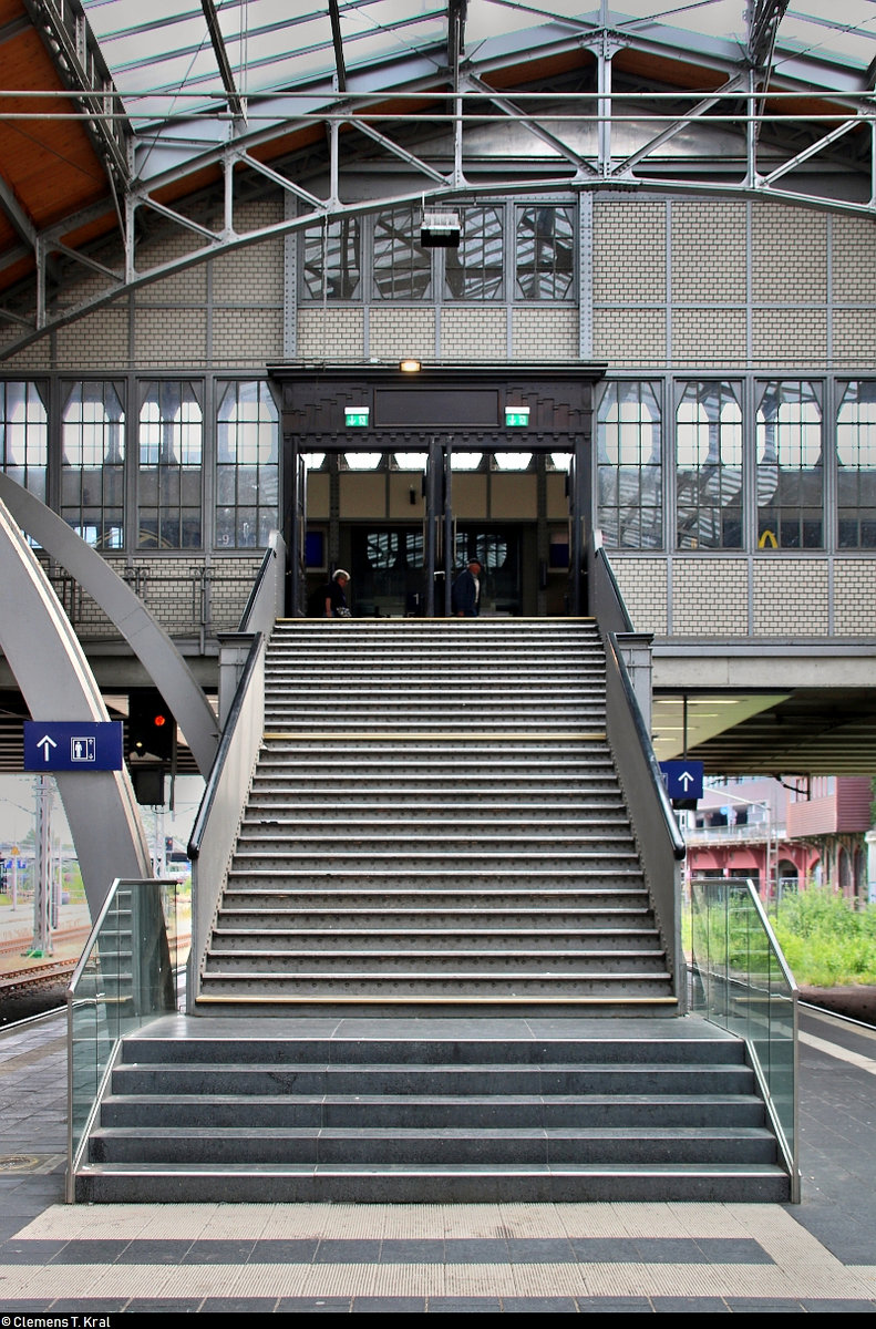 Blick auf den Treppenaufgang von Bahnsteig 1/2 zum Personensteg in Lübeck Hbf.
[5.8.2019 | 10:22 Uhr]