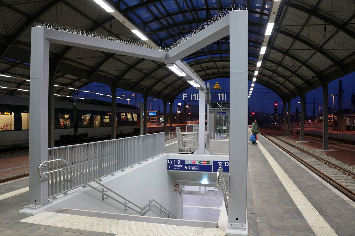 Blick auf den Treppenzugang zu Bahnsteig 10/11 in Halle(Saale)Hbf samt Vorrichtung für die Beleuchtung. [2.12.2017 | 16:33 Uhr]