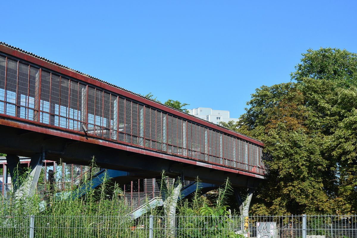 Blick auf die Überführung zur Märkischen Allee und zum S-Bahnsteig Berlin Marzahn. Ehemals deckte Drahtglas die Überführung ab. Dieses wurde jedoch so oft zerstört das heute nur noch Zäune die Außenseite sichern und das Glas komplett entfernt wurde.

Berlin Marzahn 23.07.2018