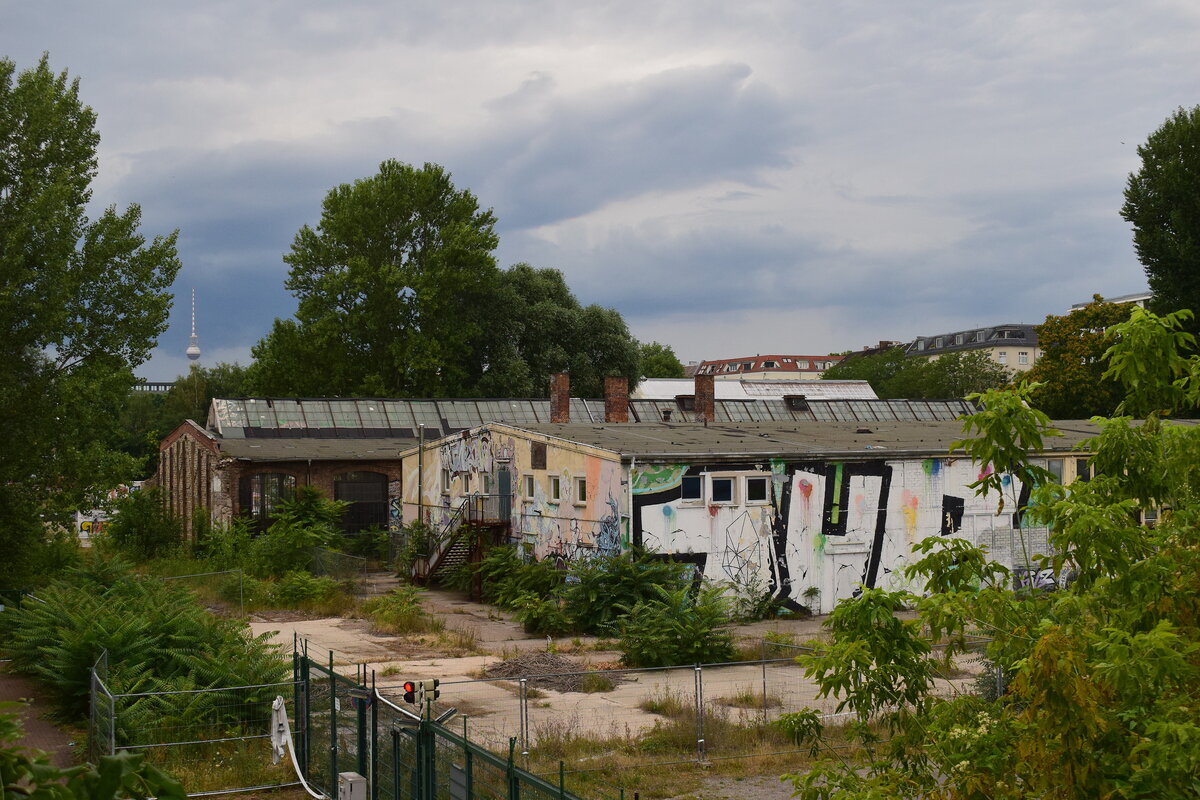 Blick auf Überreste des ehemaligen RAW Friedrichshain. 1995 wurde das RAW geschlossen. Einige Teile wurden von Talgo übernommen, andere Teile werden anderweitig durch Clubs Künstler und co genutzt. Ein kleiner Teil ist heute ungenutzt.

Berlin 21.07.2023