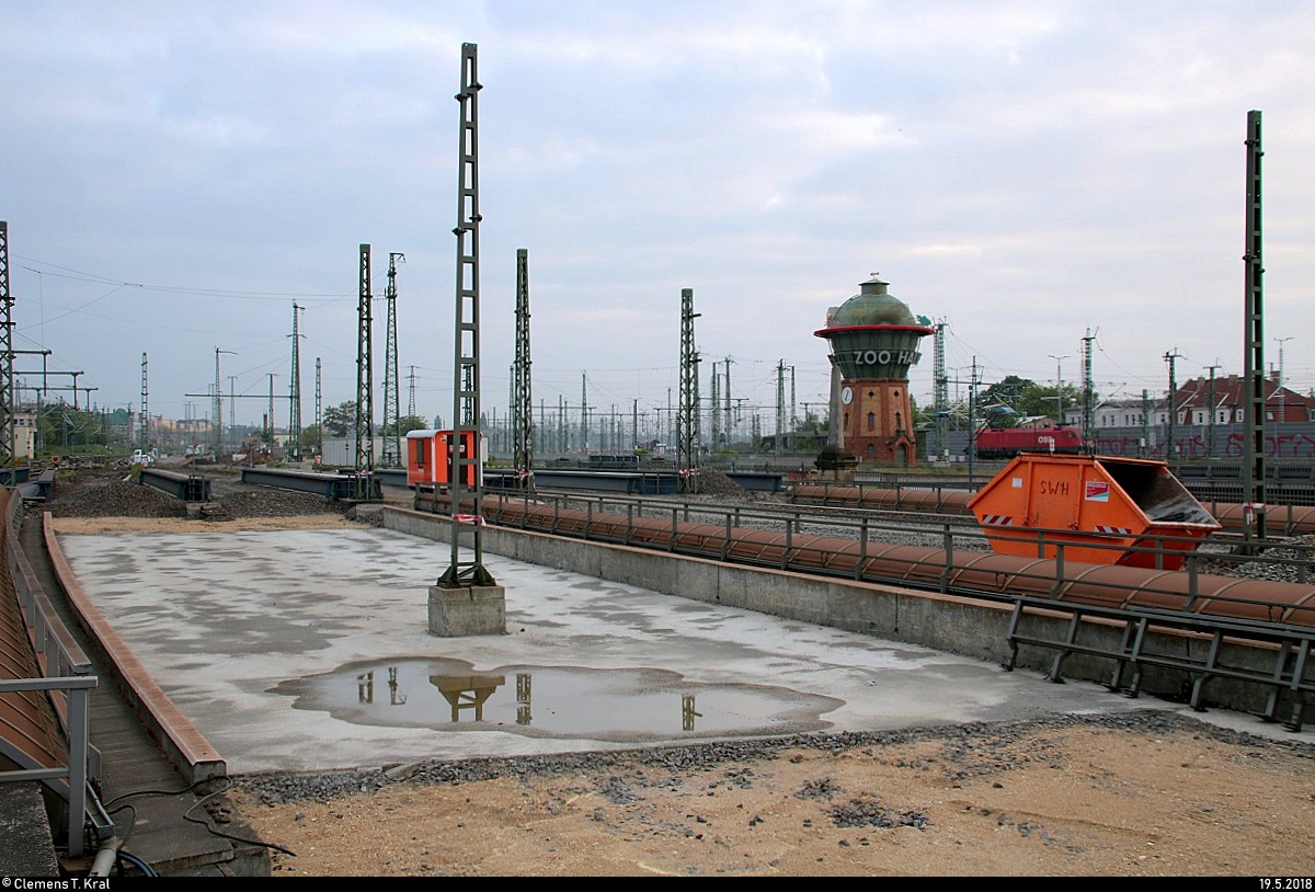 Blick auf das im Umbau befindliche Gleisvorfeld der Westseite von Halle(Saale)Hbf mit dem markanten Wasserturm im Hintergrund. Wer genau hinschaut, erkennt im Hintergrund noch eine 1116 (Siemens ES64U2) der ÖBB.
Aufgenommen am Treppenzugang auf Bahnsteig 1/2.
[19.5.2018 | 6:30 Uhr]