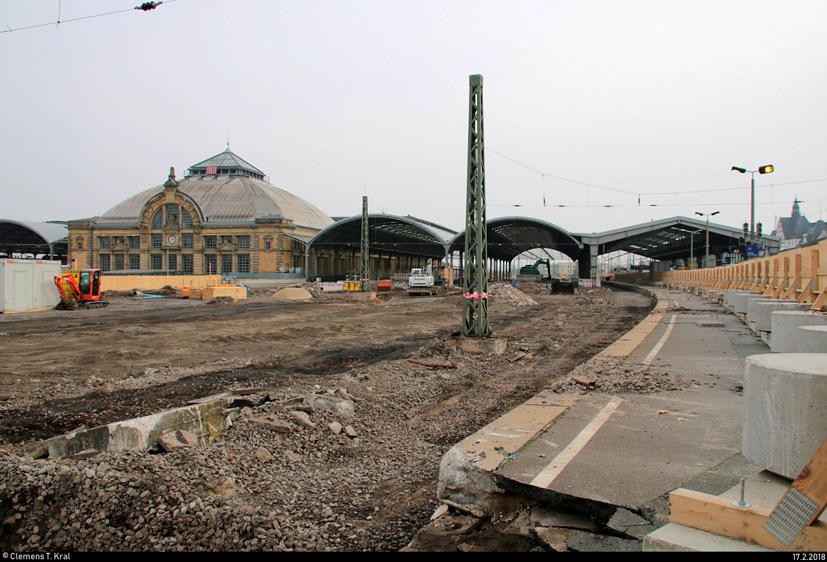 Blick auf die im Umbau befindliche Westseite von Halle(Saale)Hbf. Oberleitung und Gleisbett wurden weitestgehend abgetragen. Aufgenommen am Treppenzugang auf Bahnsteig 1/2. [17.2.2018 | 14:01 Uhr]