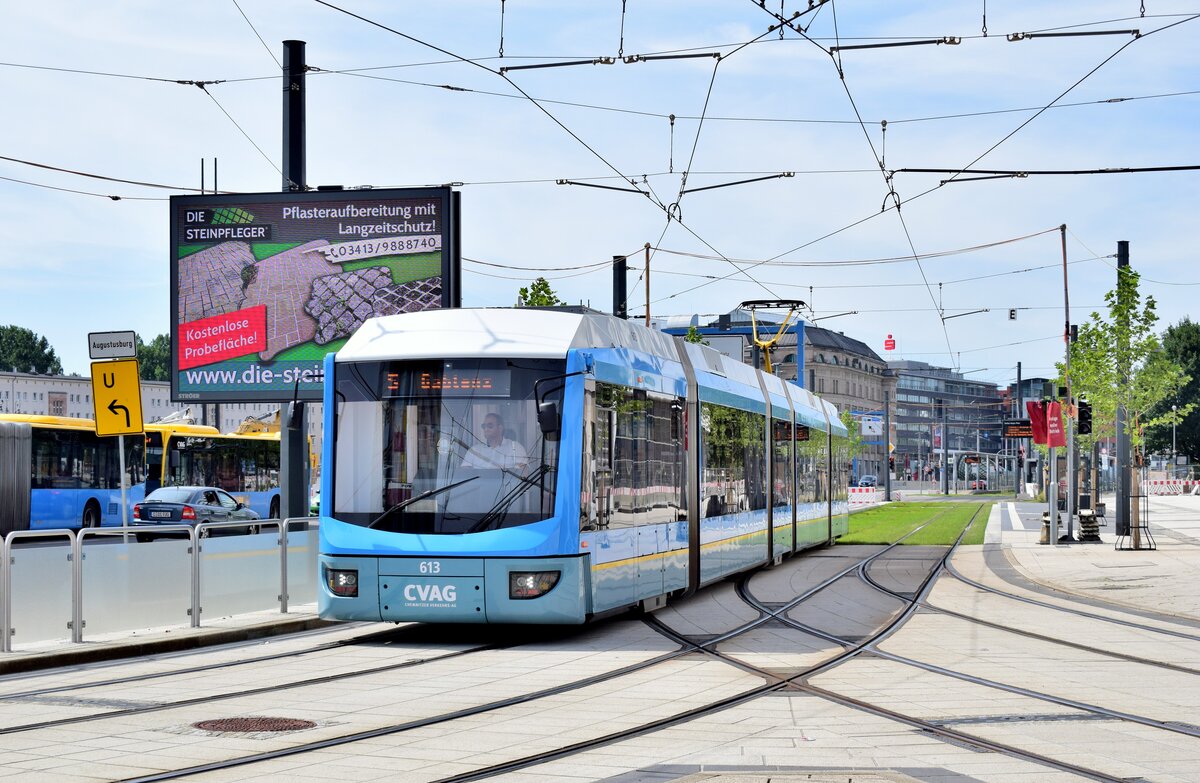 Blick auf den Variobahn Triebwagen 613 am Stefan Heym Platz in Chemnitz.

Chemnitz 15.08.2021