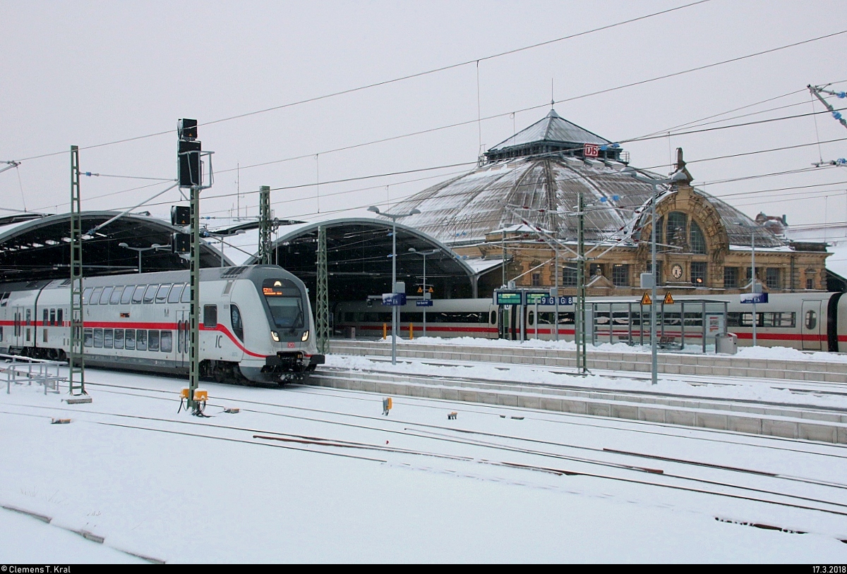 Blick auf die verschneiten Gleise von Halle(Saale)Hbf mit DBpbzfa 668.2 als verspäteter IC 2444 (Linie 55) von Dresden Hbf nach Hannover Hbf abweichend auf Gleis 11 und einem ICE im Hintergrund. [17.3.2018 | 17:37 Uhr]