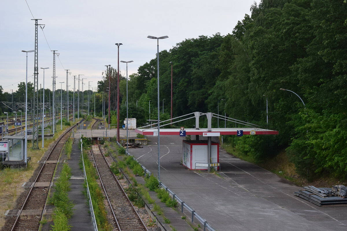 Blick auf das verwaiste AUtozugterminal in Berlin Wannsee. Im SOmmer 2014 fuhr hier der letzte AUtoreisezug ab. Im Laufe der Jahre wurden die Rampenwagen abgeholt und die Autozuganlage ist somit nicht mehr zu benutzen.

Berlin 21.07.2023