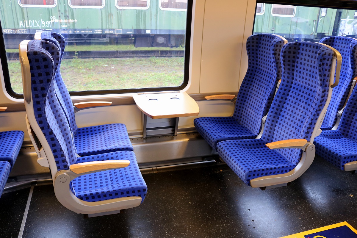 Blick auf eine Vierer-Sitzgruppe in 1442 173/673 (Bombardier Talent 2) der S-Bahn Mitteldeutschland (MDSB II | DB Regio Südost), der im ehemaligen Bw Lutherstadt Wittenberg anlässlich der jährlichen Bahnaktionstage steht. [24.9.2017 | 14:02 Uhr]