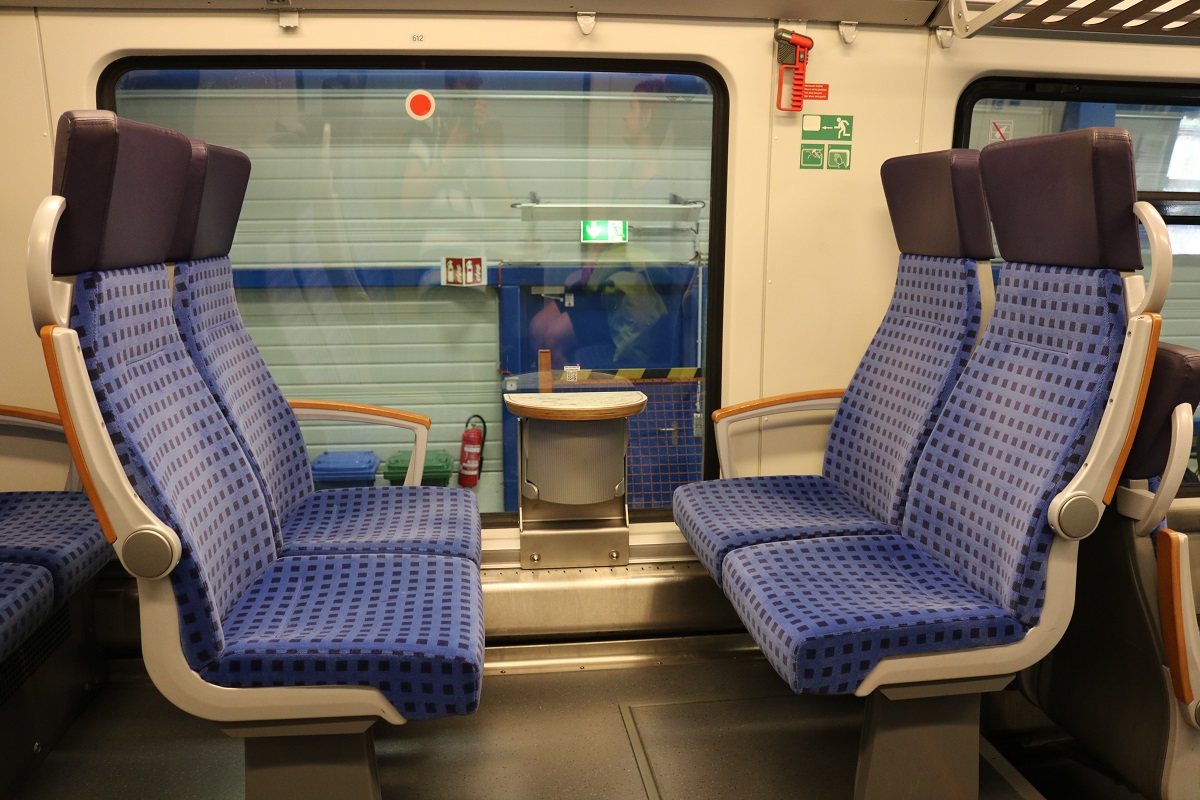 Blick auf eine Vierer-Sitzgruppe in 1442 214 (Bombardier Talent 2) der S-Bahn Mitteldeutschland (DB Regio Südost). Dieser stand in der neuen Werkstatt von DB Regio Südost (Bw Halle) anlässlich des jährlichen Sommerfests des DB Museums Halle (Saale). [26.8.2017 - 15:22 Uhr]