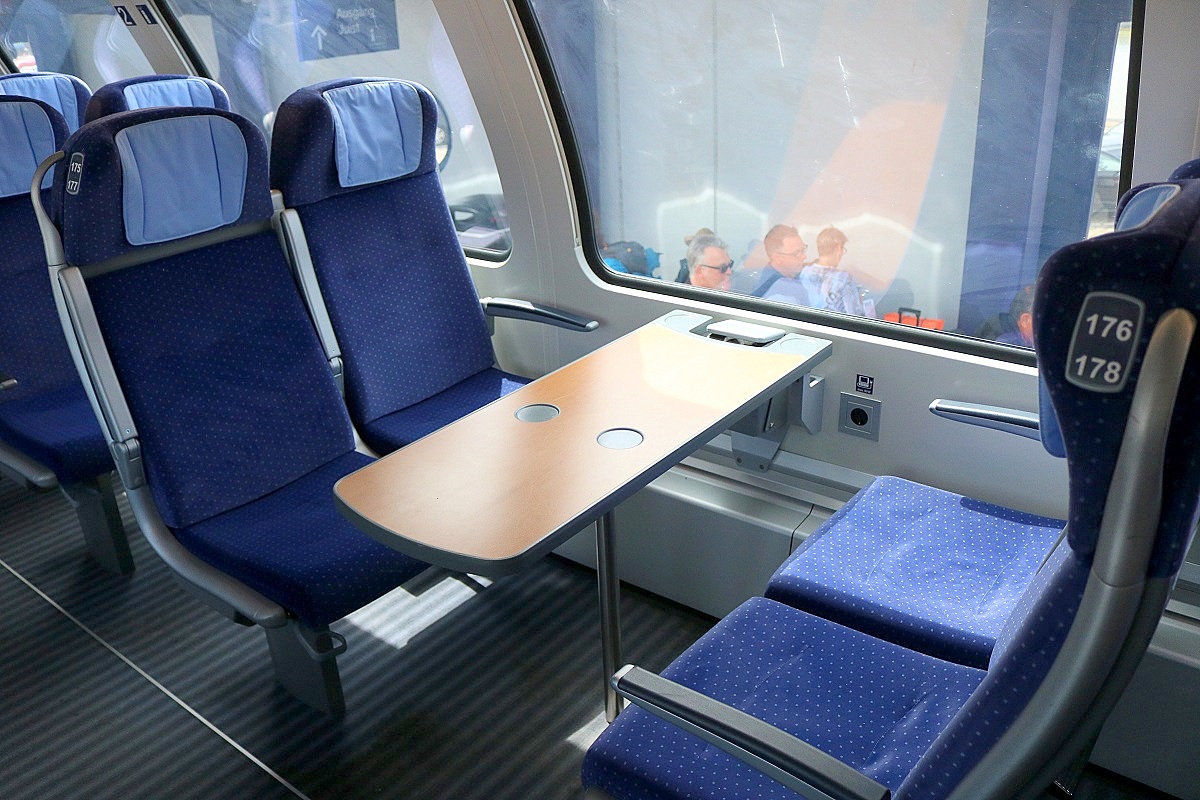 Blick auf eine Vierer-Sitzgruppe eines IC2-Doppelstockmittelwagens (DBpza 682.2), hier als IC 2432  Ostfriesland  (Linie 56) von Cottbus bzw. RE 52432 von Bremen Hbf in seiner Endstation Norddeich Mole. [26.7.2017 - 14:23 Uhr]