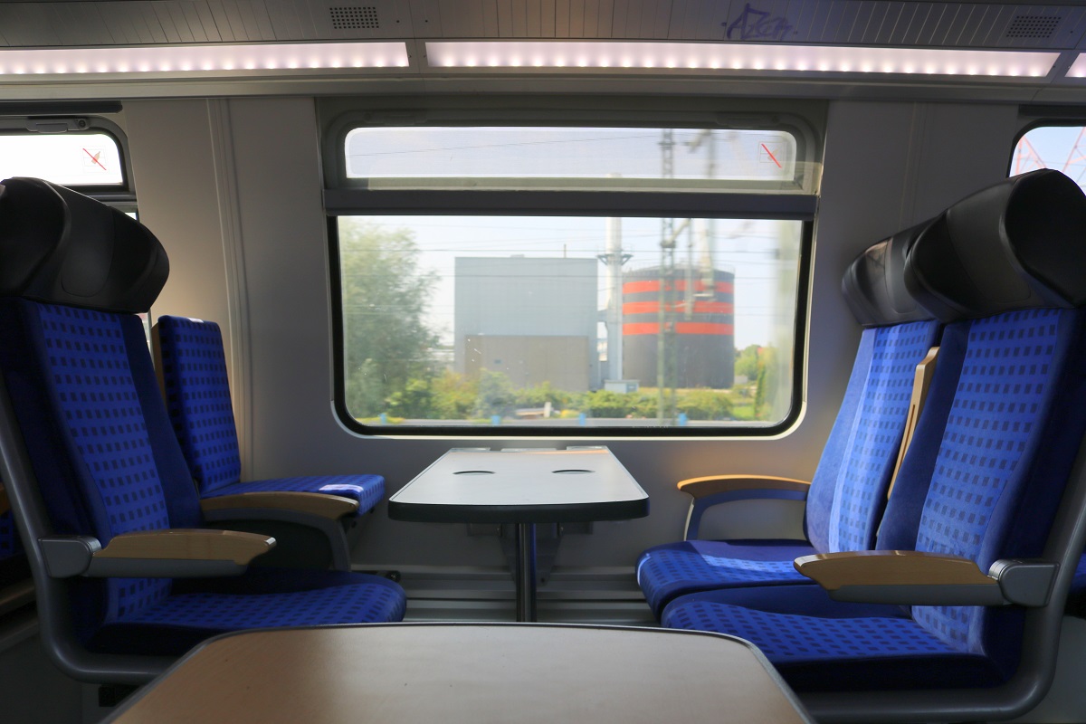 Blick auf eine Vierer-Sitzgruppe inkl. Kindersitz in einem modernisierten DABpbzfa 762 von DB Regio Südost, hier im Einsatz als S 37739 (S7) von Halle-Nietleben nach Halle(Saale)Hbf Gl. 13a. [26.8.2017 - 14:11 Uhr]