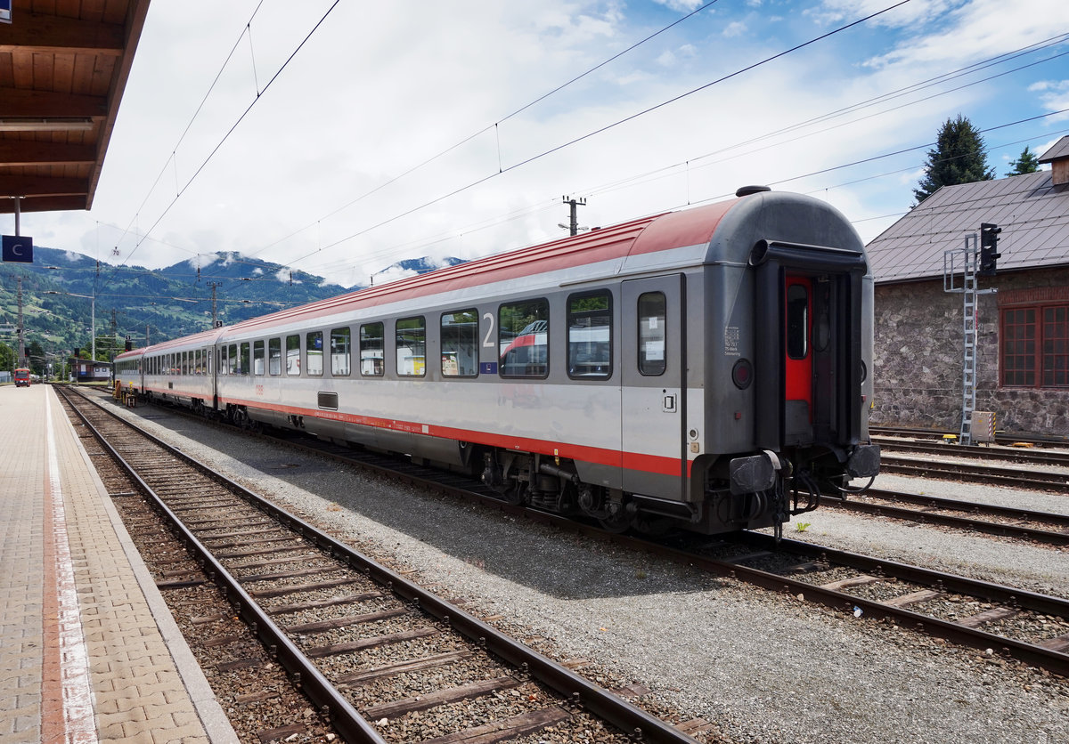 Blick auf die Wagengruppe für den D 734 (Lienz - Villach Hbf), am 1.6.2016 in Lienz.
Aus welchem Grund die Wagen hier um 13 Uhr noch stehen, kann ich nicht sagen, da der Zug eigentlich um 5:48 Uhr abfährt.