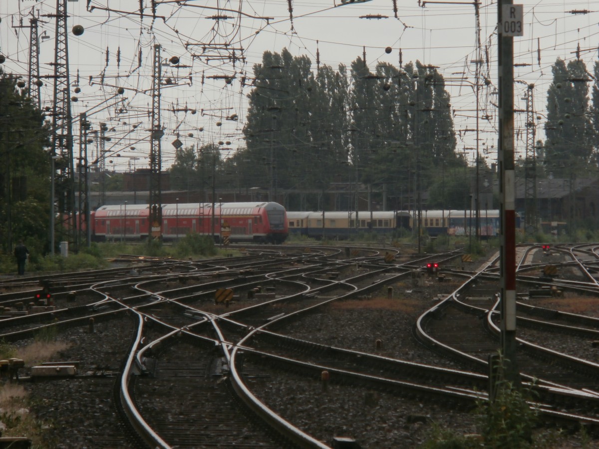 Blick auf den Wagenpark im BW Mönchengladbach. Früher war im BW noch ein Ringlokschuppen welcher heute leider abgerissen ist. Rechts ein abgestellter Doppelstock Zug mit 3 Dostos. Dahinter ein paar Rheingold Wagen.
Blick vom Mönchengladbach HBF. Das Bild kann durch leichten Regen schwammig wirken.
Mönchengladbach 23.05.2014
