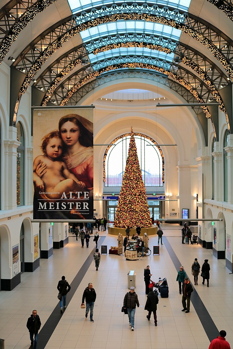 Blick auf die weihnachtlich geschmückte Bahnhofshalle mit Baum in Dresden Hbf. Aufgenommen vom Aufgang zur DB Lounge. Bild durchlief die Selbstfreischaltung. [16.12.2017 | 11:36 Uhr]