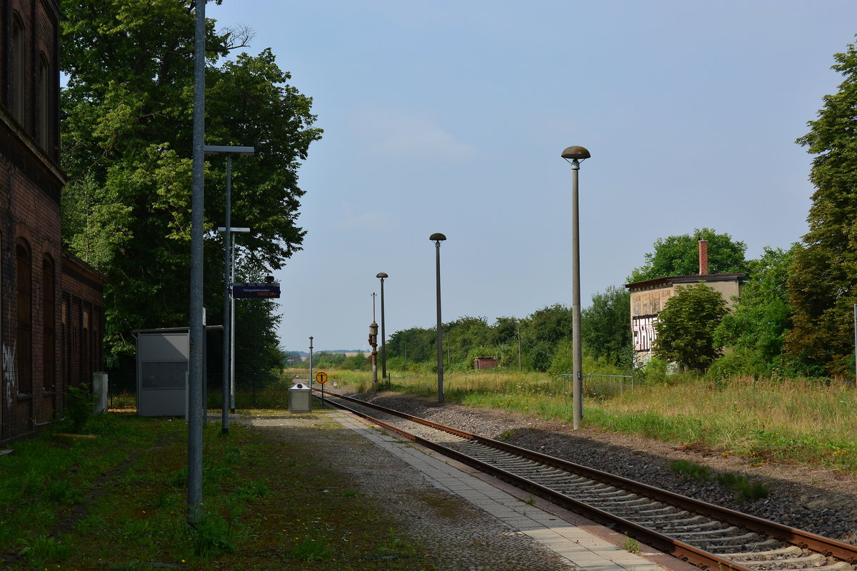 Blick auf die wenigen Überreste des einstigen Bahnhofes Calbe West. Calbe West besaß einst viele Gütergleise sowie noch einen Mittelbahnsteig. Heute wird lediglich der Hausbahnsteig noch genutzt.

Calbe West 02.08.2017
