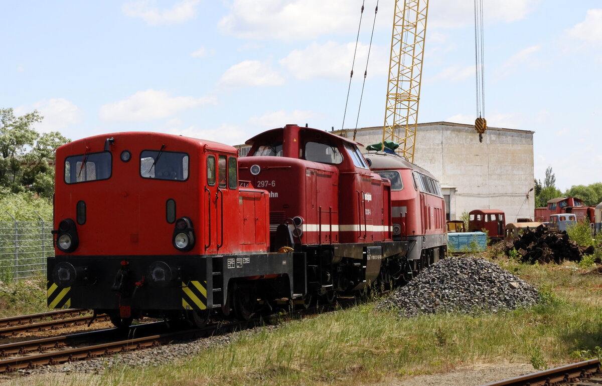 Blick auf das Werksgelände der WISAG, hauptuntersuchte bzw. instandgesetzte Lokomotiven.
21.06.2022 , 12:31 Uhr.
Die Kamera muss mit dem Einbeinstativ über den Zaun gehalten werden und der Funkauslöser kommt zum Einsatz.
