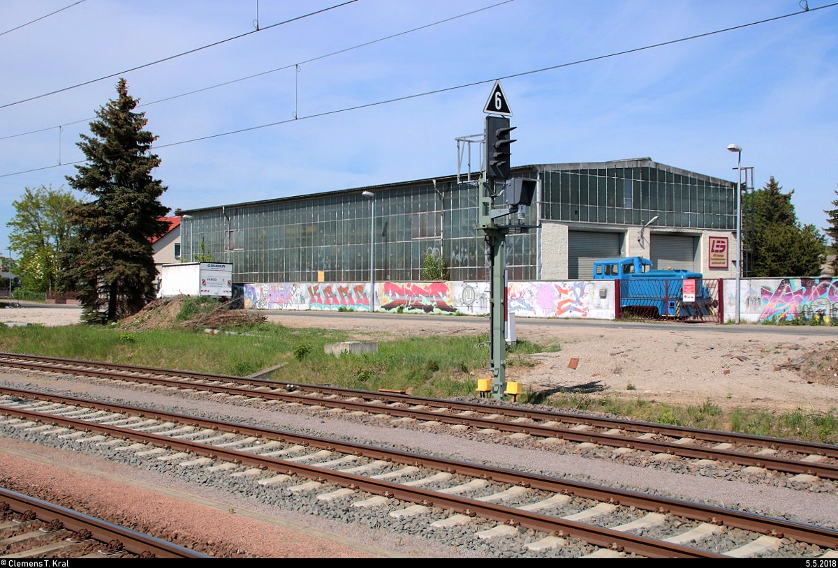 Blick auf die Werkshalle der Leipziger Eisenbahnverkehrsgesellschaft mbH (LEG) am Bahnhof Delitzsch unt Bf mit einer abgestellten BR 312. [5.5.2018 | 15:13 Uhr]