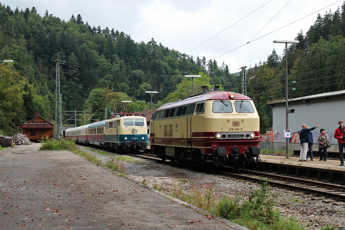 Blick auf die WestFrankenBahn 218 105-5 und 111 001-4 am 13.09.2014, als sie zusammen bei den Triberger Bahnhofstagen.