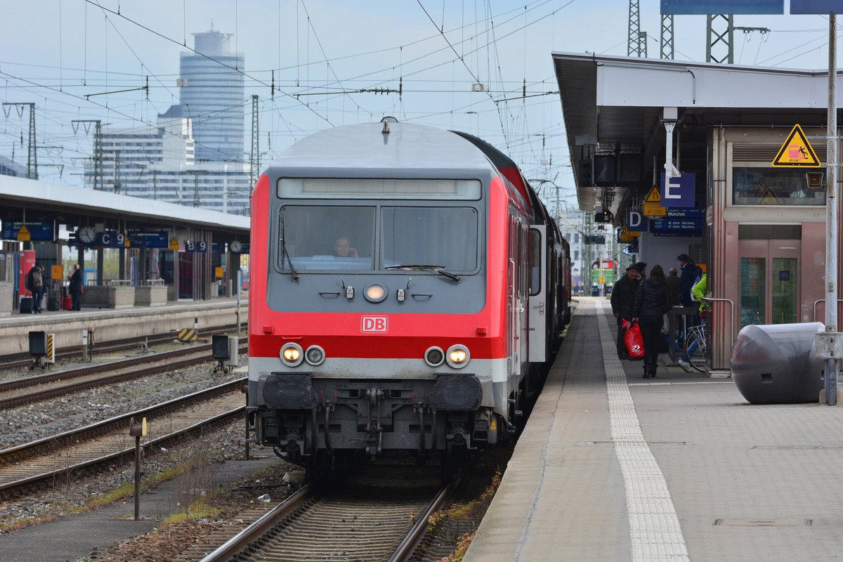 Blick auf den Wittenberger Kopf eines RE nach München.

Nürnberg 16.04.2017