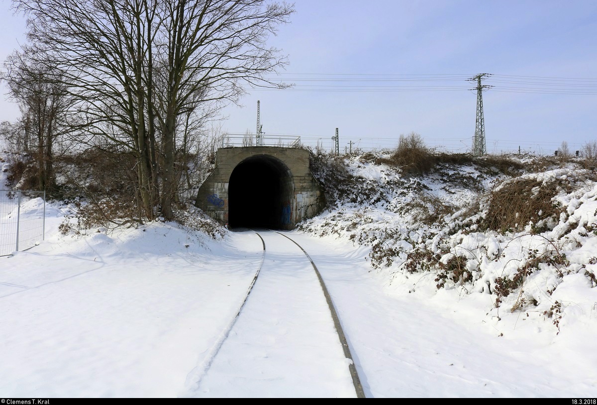 Blick auf das wohl ungenutzte Anschlussgleis vom Industriegebiet Halle-Ost in Richtung ehem. RAW Halle (Saale). Darüber befinden sich die Gütergleise.
Aufgenommen hinter der Absperrung auf dem Kanenaer Weg. [18.3.2018 | 11:04 Uhr]
