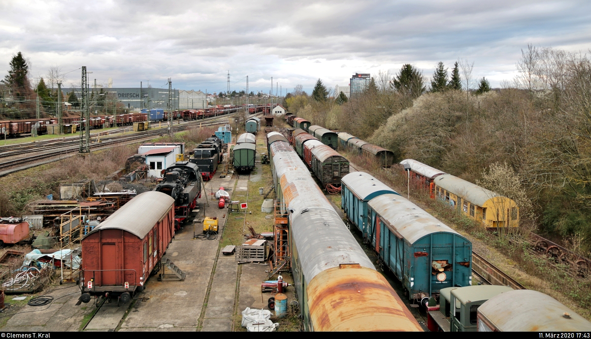 Blick auf zahlreich vorhandenes historisches Lok- und Wagenmaterial der Gesellschaft zur Erhaltung von Schienenfahrzeugen Stuttgart e.V. (GES), das im Bereich des Rangierbahnhofs (Rbf) Kornwestheim steht.
Hier kommt schon Friedshofsstimmung auf. Alle Fahrzeuge ausfindig zu machen, übersteigt leider die Grenzen meiner Recherchearbeit. Daher soll es bei einem Überblick bleiben.
Aufgenommen von der Brücke Villeneuvestraße.
[11.3.2020 | 17:43 Uhr]