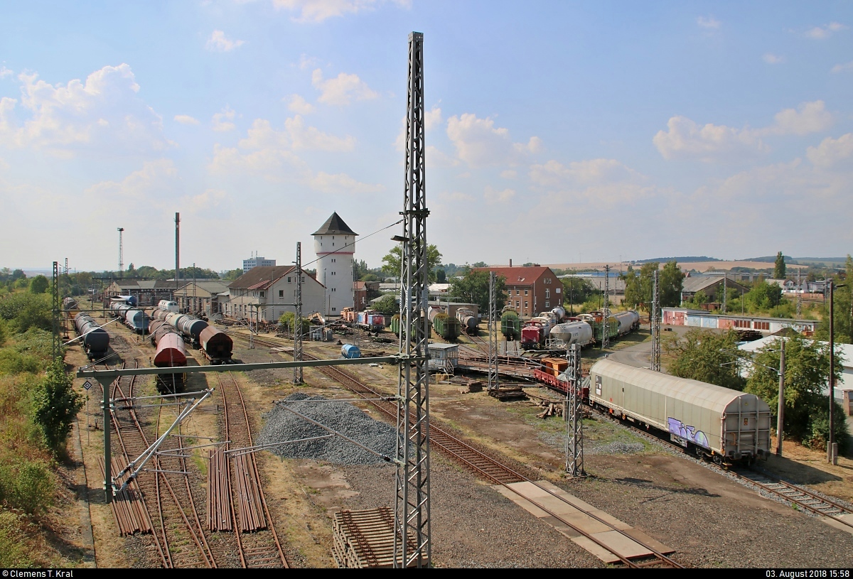 Blick auf zahlreiche abgestellte Lokomotiven und Güterwagen auf dem Gelände des ehemaligen Bahnbetriebswerks (Bw) Nordhausen.
Aufgenommen von der Brücke Bruno-Kunze-Straße.
[3.8.2018 | 15:58 Uhr]