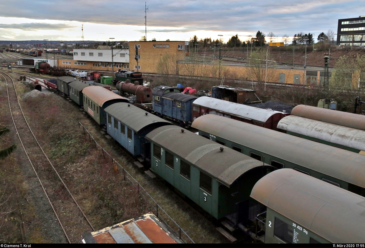 Blick auf zahlreiche alte Wagen der Gesellschaft zur Erhaltung von Schienenfahrzeugen Stuttgart e.V. (GES), die im Bereich des Rangierbahnhofs (Rbf) Kornwestheim stehen.
Hier alle Fahrzeuge ausfindig zu machen, übersteigt leider die Grenzen meiner Recherchearbeit. Daher soll es bei einem Überblick bleiben.
Aufgenommen im Gegenlicht von der Brücke Villeneuvestraße.
[11.3.2020 | 17:55 Uhr]