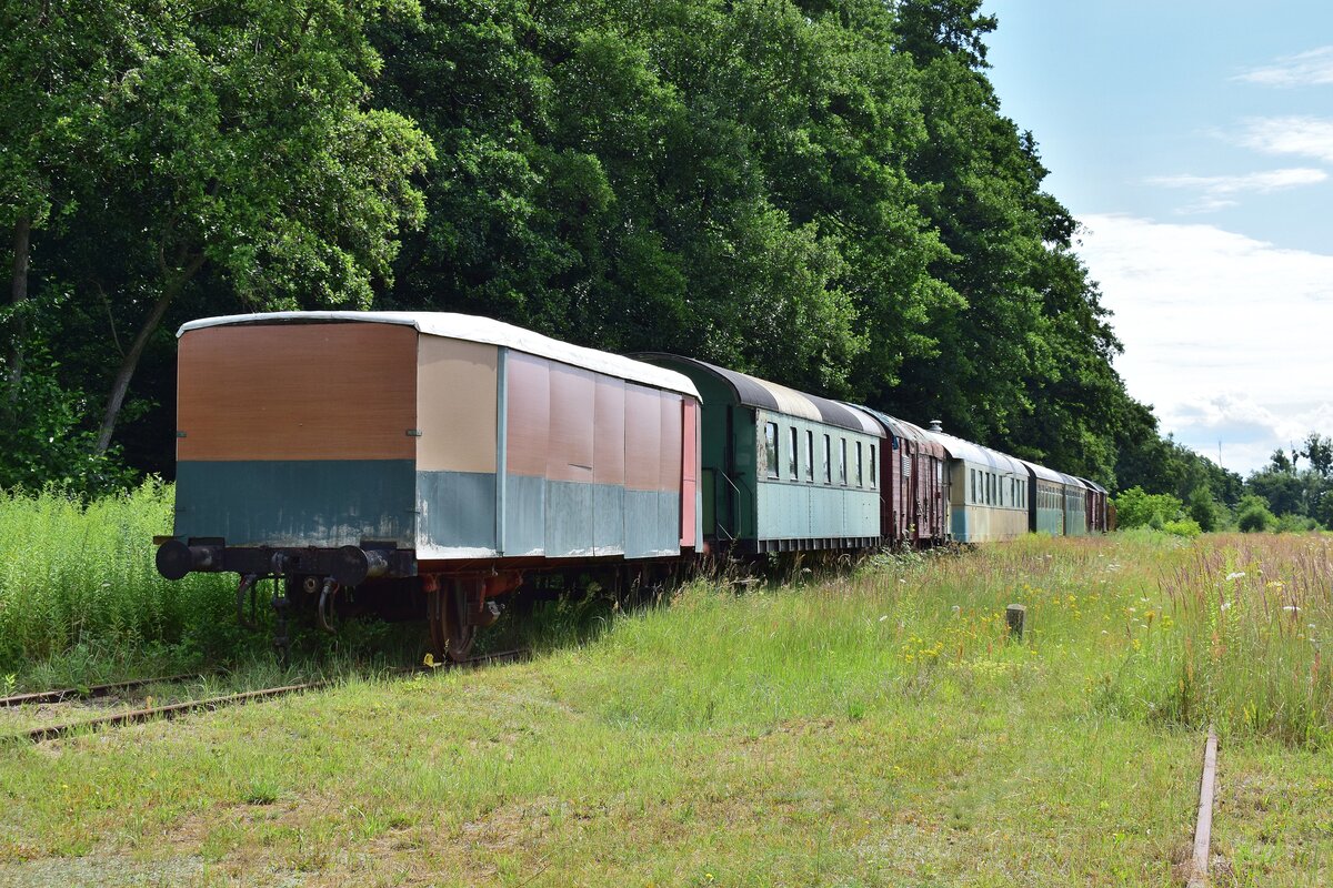 Blick auf zahlreiche alte Waggons welche auf eine Aufarbeitung hoffen.

Loburg 23.07.2020