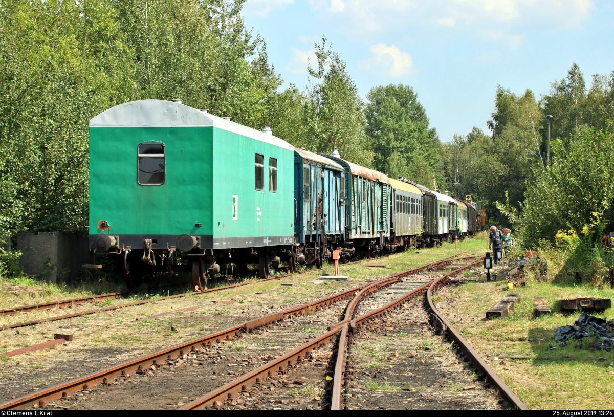 Blick auf zahlreiche Güter- und Personenwagen, die anlässlich des 28. Heizhausfests im Sächsischen Eisenbahnmuseum Chemnitz-Hilbersdorf (SEM) stehen.
[25.8.2019 | 13:26 Uhr]