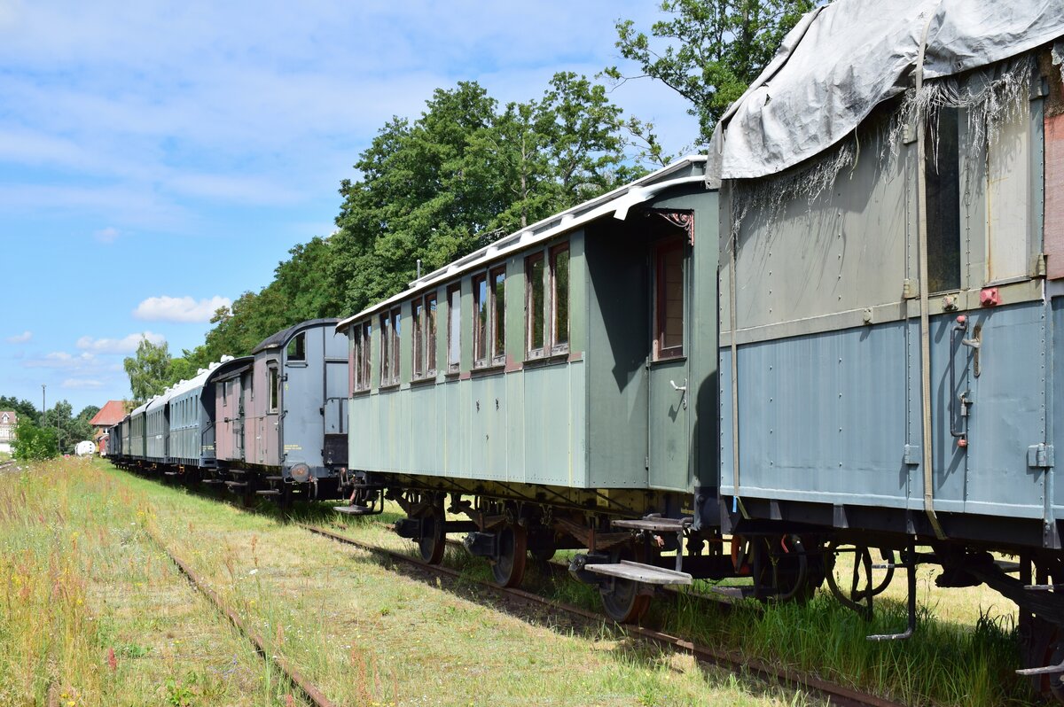 Blick auf die zahlreichen alten Personenwagen im Eisenbahnmuseum Loburg.

Loburg 23.07.2020