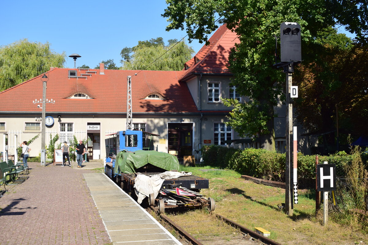 Blick auf das Zielsignal D sowie auf das Empfangsgebäude und Bahnsteigende in Buckow.

Buckow 22.09.2024