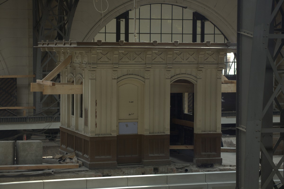 Blick auf den zur Zeit im Umbau befindlichen Bahnsteig 1/2 im Bahnhof Dresden Neustadt.Die alten hölzernen Aufsichtsbuden werden wohl überleben (?) 16.08.2014 14:22 Uhr.