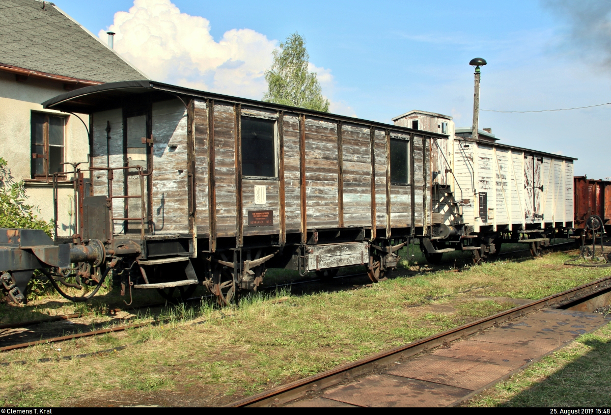 Blick auf zwei alte Güterzuggepäckwagen (weitere Daten leider nicht bekannt) des Sächsischen Eisenbahnmuseum Chemnitz-Hilbersdorf (SEM) e.V., die anlässlich des 28. Heizhausfests im SEM stehen.
[25.8.2019 | 15:48 Uhr]