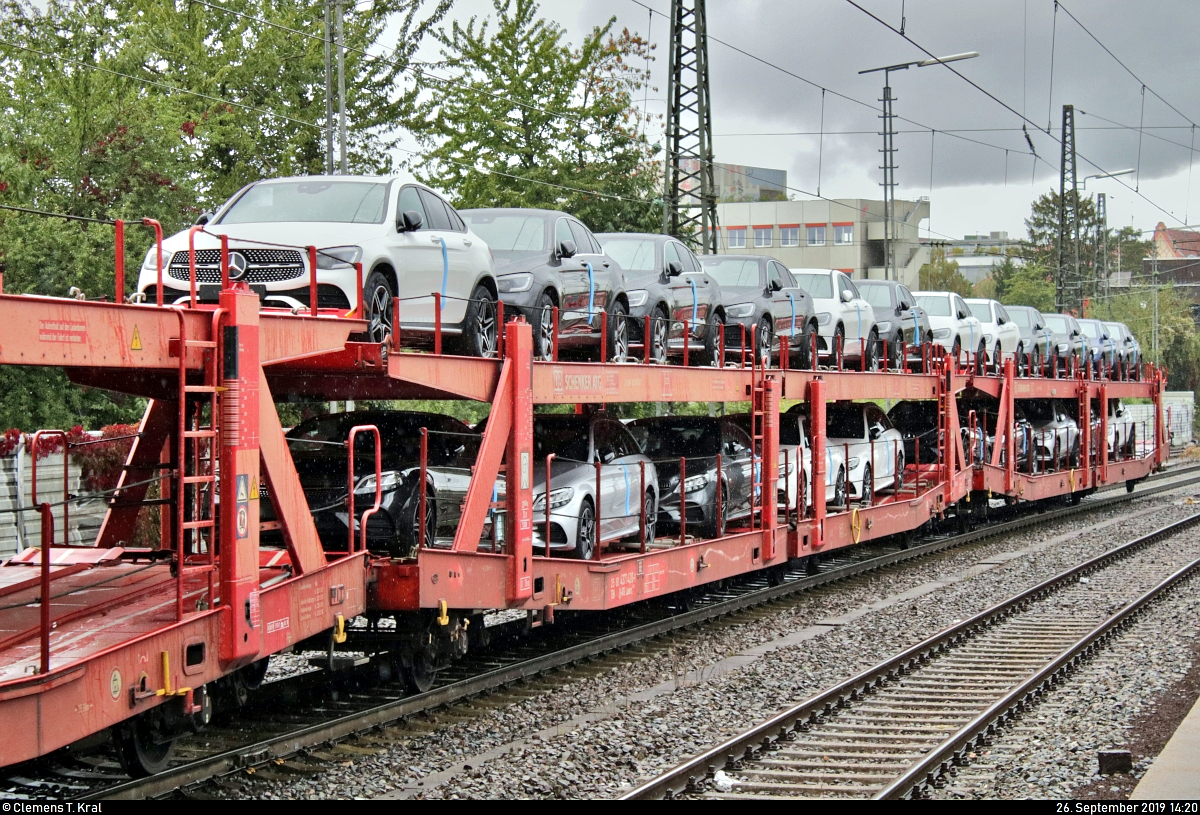 Blick auf zwei Autotransportwagen der Gattung  Laaers 560  (25 80 4371 420-7 D-ATG | 25 80 4371 565-9 D-ATG) der DB Schenker Rail Automotive GmbH, beladen mit PKW der Marke Mercedes-Benz, die in einem Autotransportzug mit 152 158-2 DB eingereiht sind und den Bahnhof Ludwigsburg auf Gleis 5 Richtung Kornwestheim durchfahren.
Aufgenommen am Ende des Bahnsteigs 4/5.
[26.9.2019 | 14:20 Uhr]