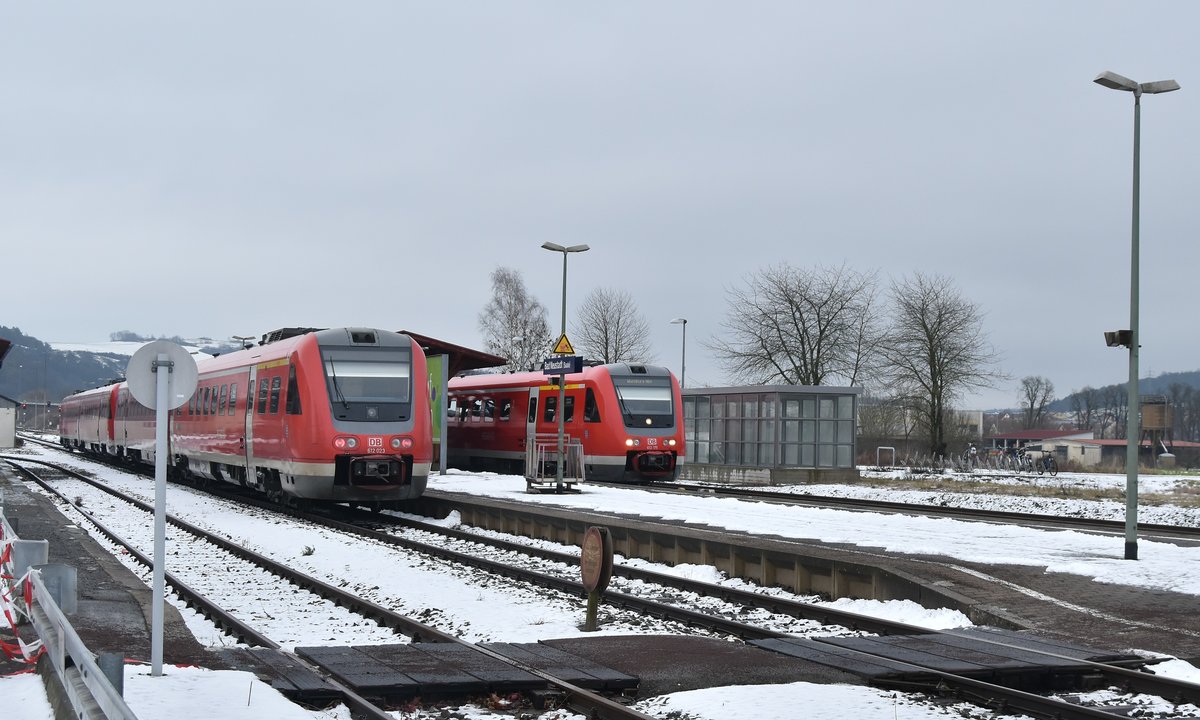 Blick auf zwei RE7 nach Erfurt und Würzburg, im Nachschuß ist der 612 023 zu erkennen und im Frontalschuß ist der 612 175 auf Gleis 3 am Samstag den 26.1.2019 