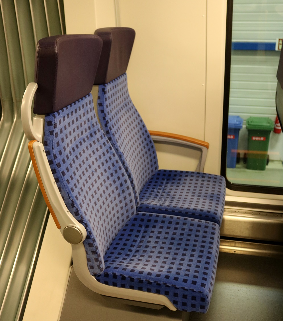 Blick auf zwei Reihensitze in 1442 214 (Bombardier Talent 2) der S-Bahn Mitteldeutschland (DB Regio Südost). Dieser stand in der neuen Werkstatt von DB Regio Südost (Bw Halle) anlässlich des jährlichen Sommerfests des DB Museums Halle (Saale). [26.8.2017 - 15:22 Uhr]