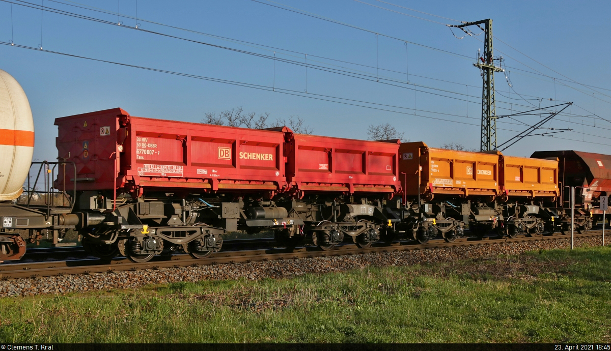 Blick auf zwei in Rumänien registrierte Schüttgutkippwagen der Gattung  Fans  (33 53 6770 124-0 RO-DBSR | 33 53 6770 007-7 RO-DBSR), die in einem gemischten Gz mit 145 018-8 an der Leipziger Chaussee (B 6) in Halle (Saale) Richtung Abzweig Halle Thüringer Bahn fahren.

🧰 Deutsche Bahn Cargo Romania SRL
🕓 23.4.2021 | 18:45 Uhr