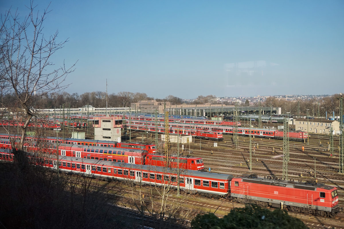 Blick aufs Bahnbetriebswerk Stuttgart-Rosenstein, am 18.3.2016.
Aufgenommen aus dem EC 114.