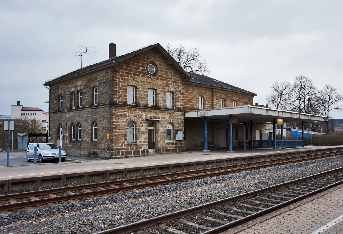 Blick aufs Bahnhofsgebäude von Burgkunstadt, am 22.3.2016.