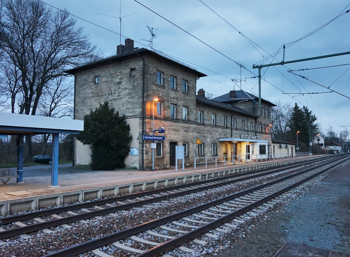 Blick aufs Bahnhofsgebäude von Hochstadt-Marktzeuln, am 22.3.2016.