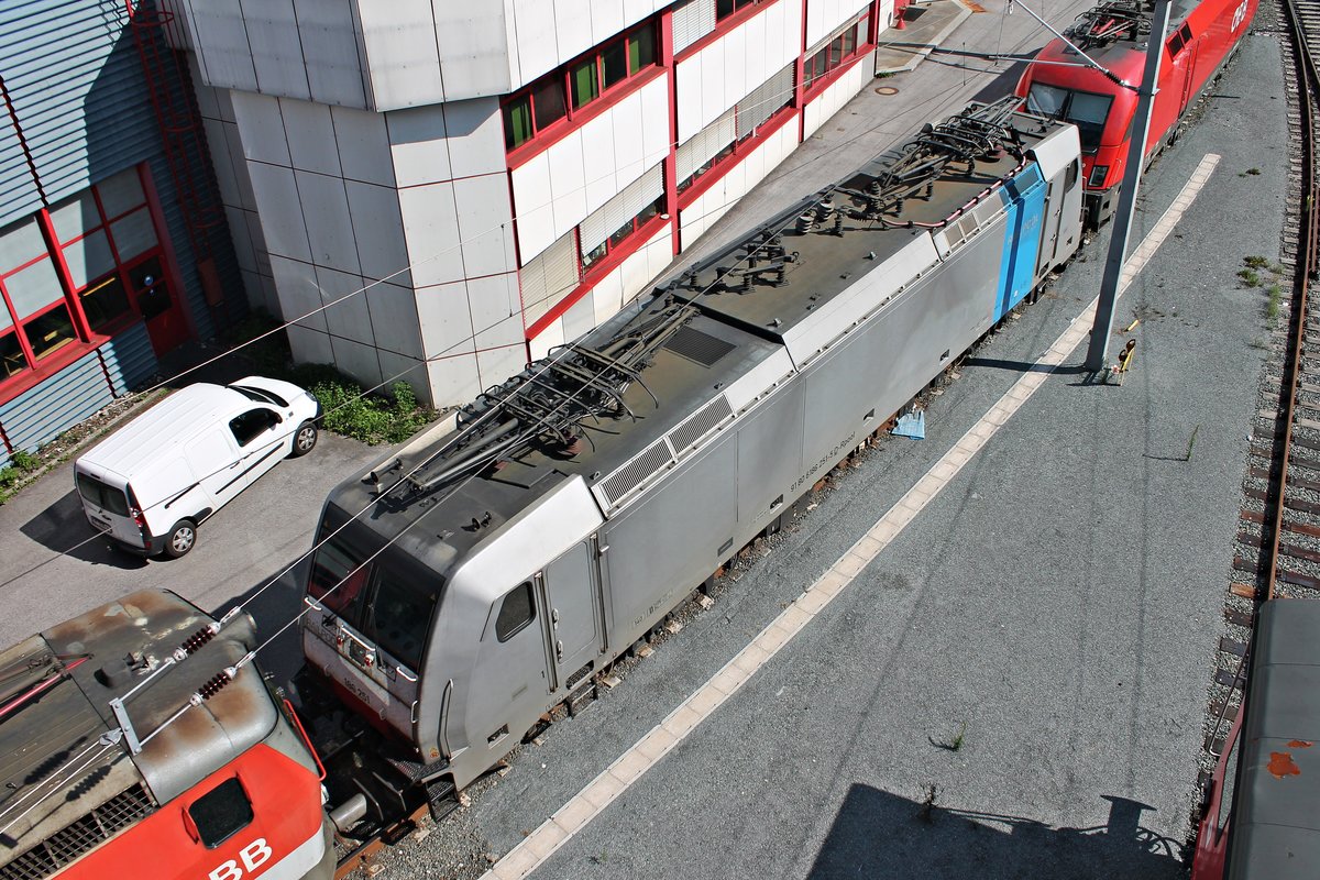Blick aufs Dach der Rpool/RCCIT 186 251, als diese am Nachmittag des 30.06.2018 zwischen einer 1144er und der 1016 019 in der Zfl. Innsbruck abgestellt stand und auf ihren nächsten Einsatz wartete.