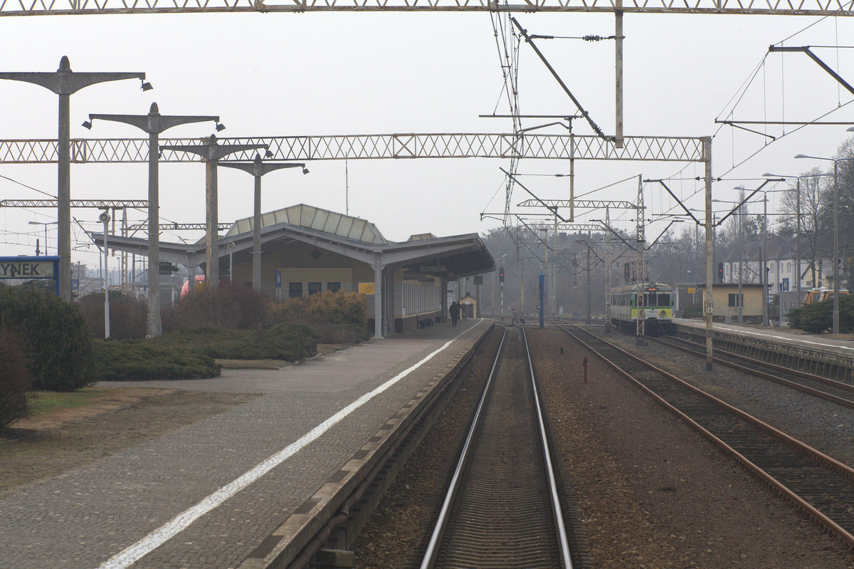 Blick aus dem  abfahrenden EC nach Warschau auf den Bahnhof Zbaszynek. (Neu Bentschen) 25.03.2016 11:44 Uhr.