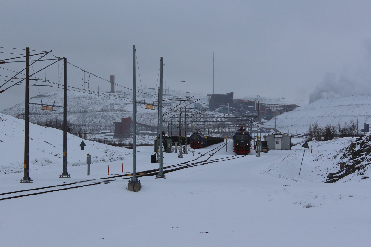 Blick aus dem fahrenden Zug auf den Verladebahnhof der LKAB Mine in Kiruna. Aufnahmedatum 12.10.2019