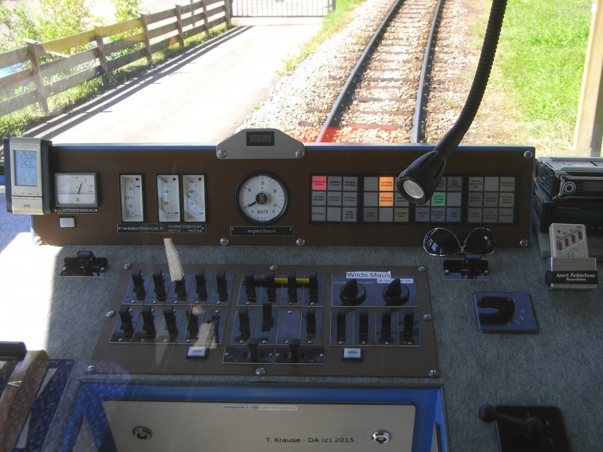 Blick aus dem Fahrgastraum in den äußerst aufgeräumten Führerstand des Wendelsteinbahn-Triebwagens am 23.06.2013 im Talbahnhof.