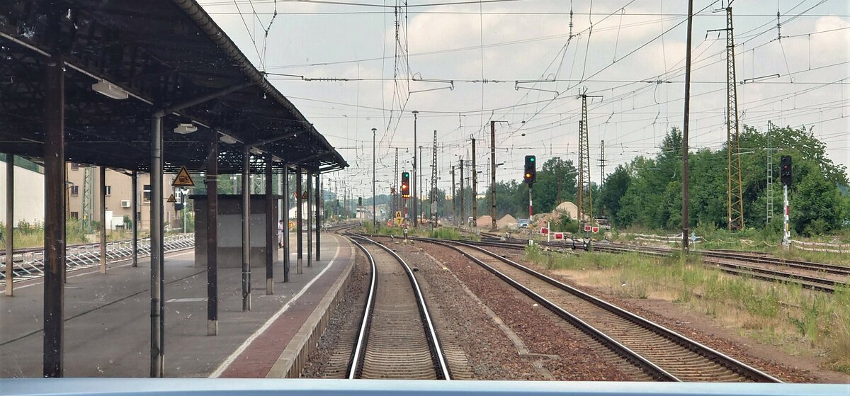 Blick aus dem Fahrgastraum durch das Führerstandsfenster im Bahnhof Gößnitz, welcher bis vor kurzem die Bezeichnung  Wir begrüßen sie am längsten Bahnsteig Deutschlands  trug. Die 4 Bahnsteiggleise liegen hintereinander beidseitig an einem Mittelbahnsteig. Über Weichenverbindungen ist es möglich, daß gleichzeitig in die gleiche Richtung ausgefahren werden kann, wie man an den Signalen im Bild sehen kann. Links das Signal für den RE1 Glauchau - Göttingen über Gera und rechts für die S-Bahn S5 vom MDV Zwickau - Halle/Saale. Die gesamte Bahnsteiglänge beträgt ca. 570 m, so daß ein Umstieg zwischen 2 Zügen zwischen 300-400 m Fußmarsch bedeuten.
Aktuell wird der gesamte Bahnhof bis 2026 so umgebaut, daß alle Bahnsteige nebeneinander liegen.
